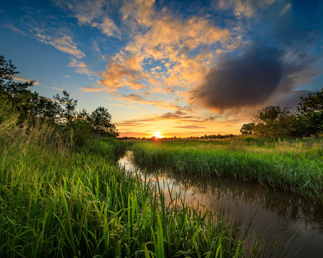 By making a panorama I was able to include trees on the right side of the frame. This brings balance in the frame. Op top of that, the canal forms a better diagonal line in the frame.