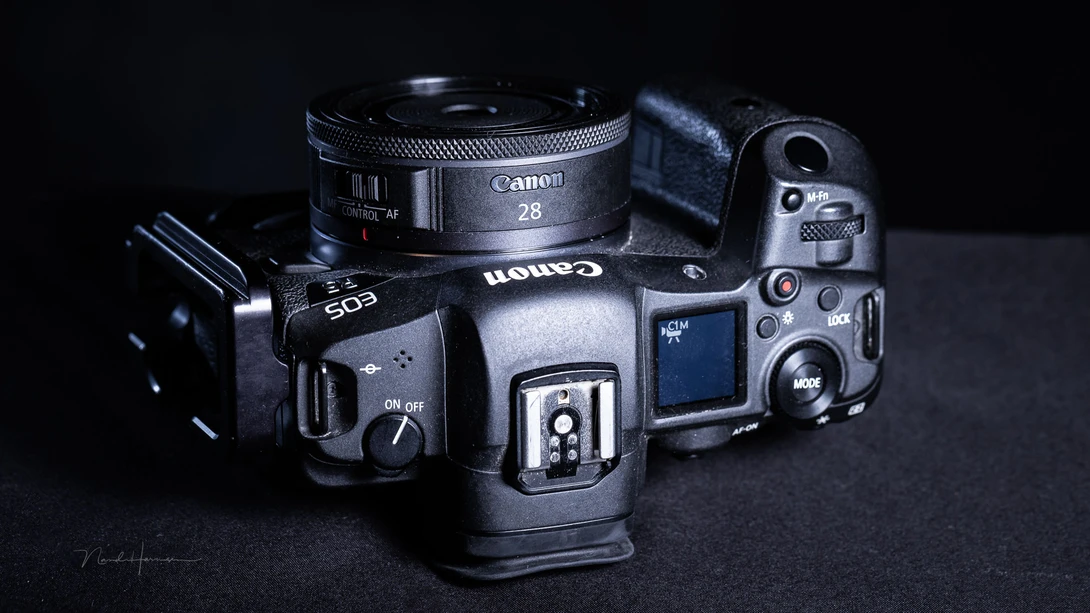 The small Canon RF 28mm f/2.8 STM offers perhaps not the best quality, but it is probably sufficient for most photographers.