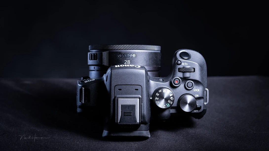 It's a pancake lens, small and discrete