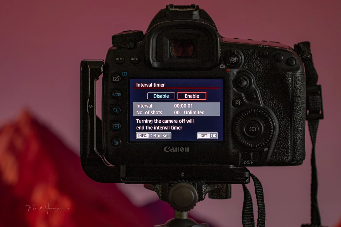 For Canon the maximum amount of frames is 99. If you set the number to 0, it will be infinite.