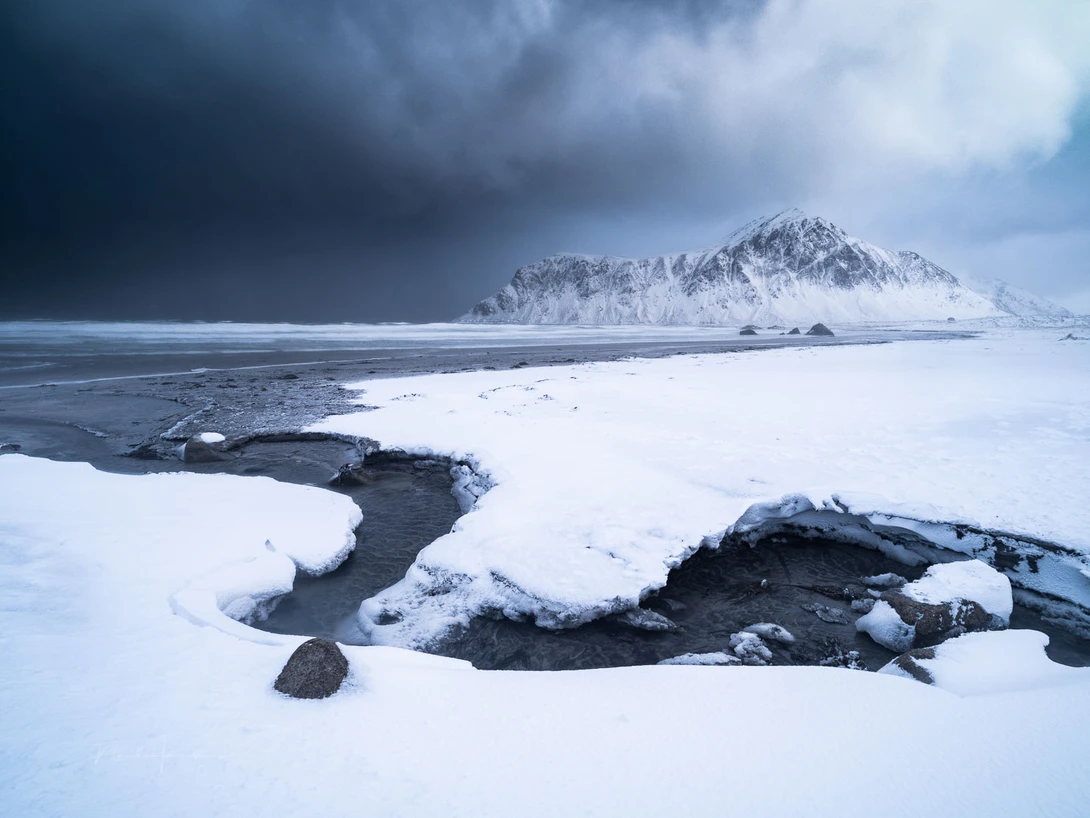 This location is always crowded with photographers and tourists. There will always be footprints.