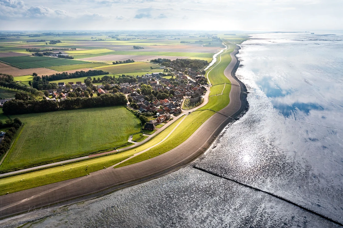 The Dutch Wadden Sea, from a high altitude. It's a nice view, but it's difficult to get a good connection to the landscape.&nbsp;