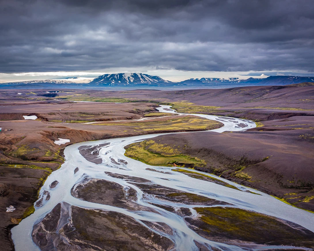A rather classical drone shot. It shows a river that flows through the highlands of Iceland.&nbsp;