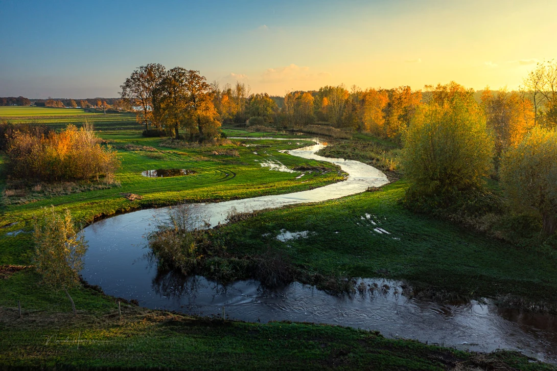 The only way to see this meandering stream is from 10 meter high in the sky. It's clearly a drone shot, but not from a great hight.