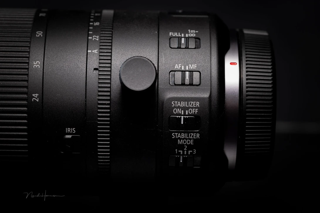 It has the whole range of buttons available, both for autofocus and for image stabilization.