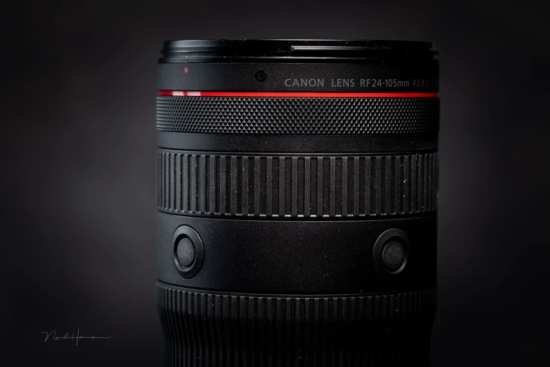 The lens has a couple of lens-buttons that can be programmed with a lot of different functions.