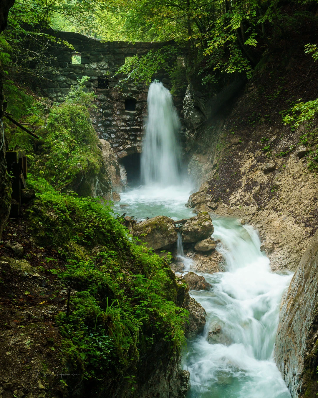The water stream is flowing towards you. If creates depth.