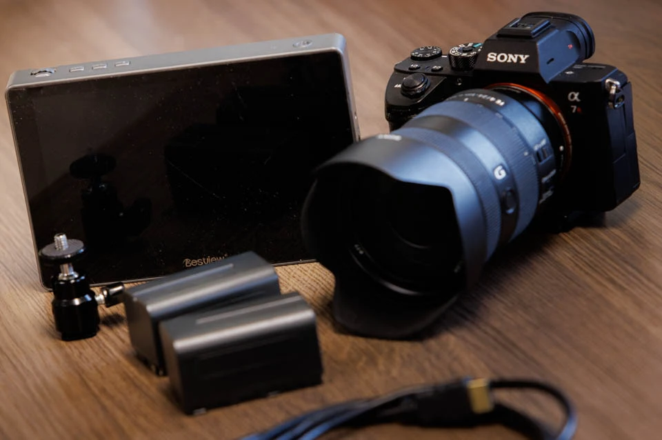 Besides the external screen you need batteries, a HDMI cable and a way to place the screen onto the camera.