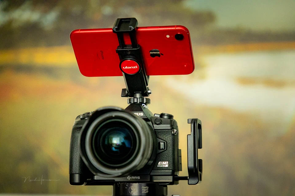 The most simple way of using a smartphone as an external screen. The connection is made by WiFi and the dedicated camera app.
