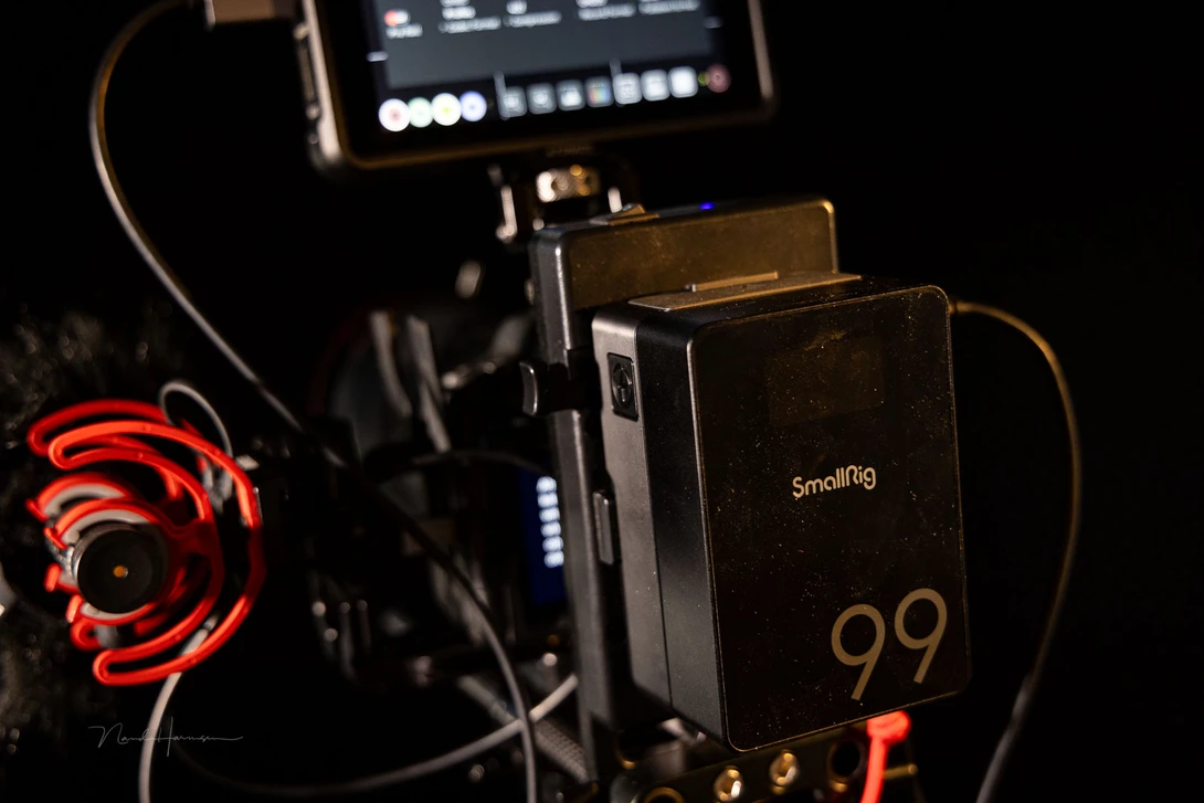 Just like a regular V-mount battery, the SmallRig VB99 Pro can be used onto a regular battery plate as well.