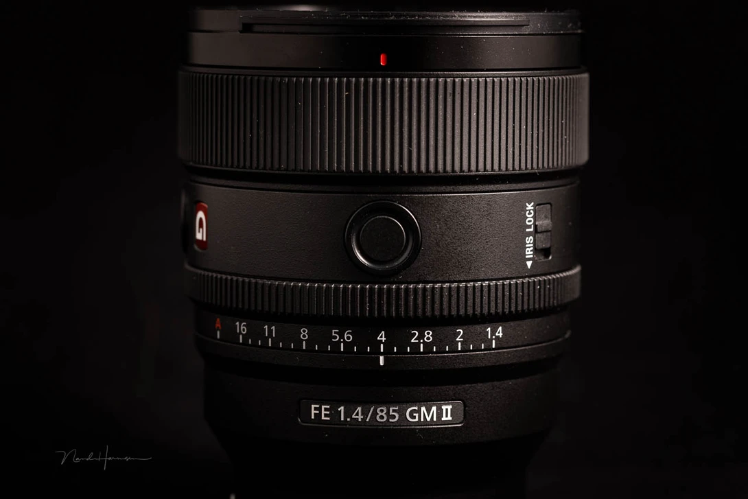 The aperture ring clicks at 1/3 stop intervals. The clicking sound can be turned off.