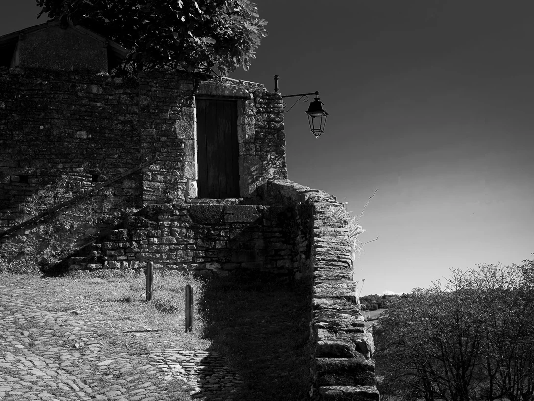 Standing right in front of the stone wall changes the diagonal into a vertical line. This way the visual flow through the photo is blocked by that line. It becomes difficult to look past that line.