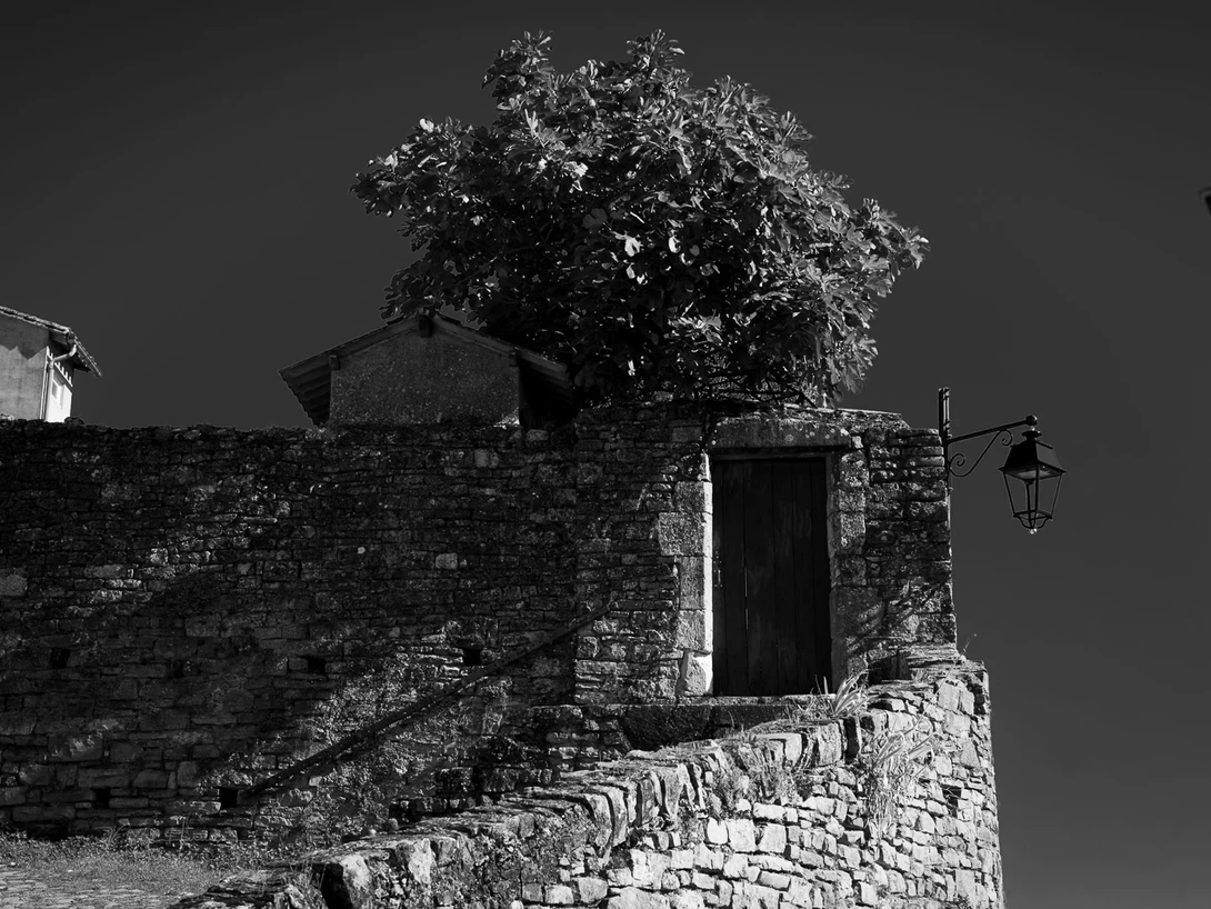 The stone wall is a diagonal from left bottom to the right when standing at the right of the stone wall.