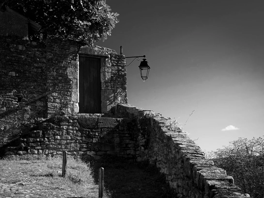 The final example is shot from the uppermost left side of the stone wall. This way the diagonal becomes much more natural looking. But it also depends on your personal wishes and the story you want to tell.