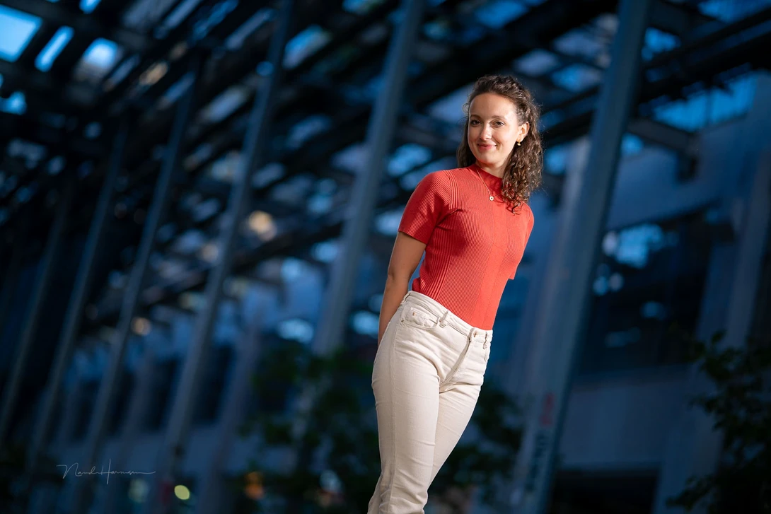 Choosing a composition that is more or less towards the Rule of Thirds becomes much more attractive due to the lines in the back. When those are missing, a symmetrical composition would be a better choice.
