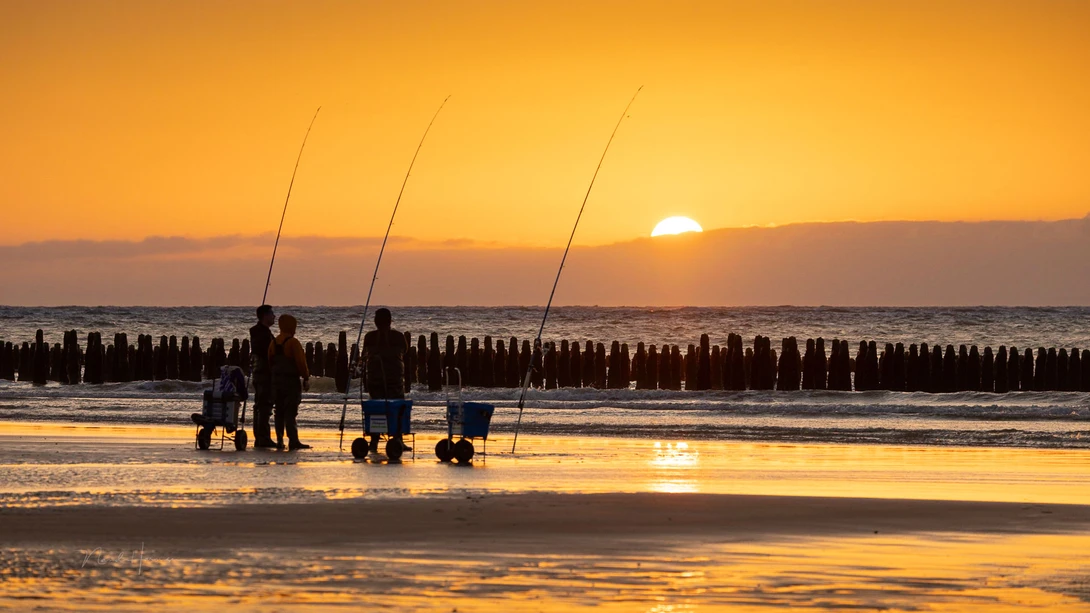 Sometimes it's better to take your distance and find a subject that's unmistakable. The fishermen will do the job, being a subject for this sunset.