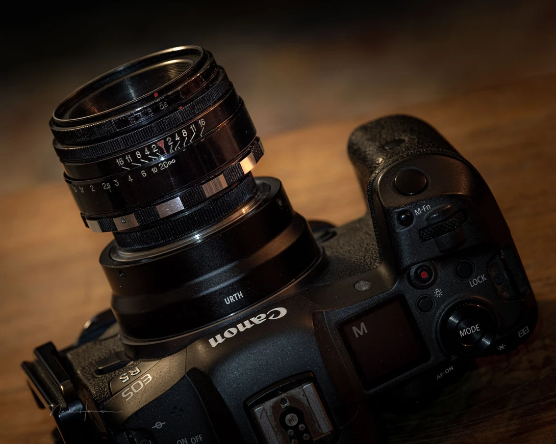 The Helios 44-2 Zebra edition from the Valdai factory. I believe this lens is made in 1977, according to the serial number. After some cleaning it worked perfectly again. I have the lens fitted onto this Canon EOS R5 with the URTH M42 to RF adapter.