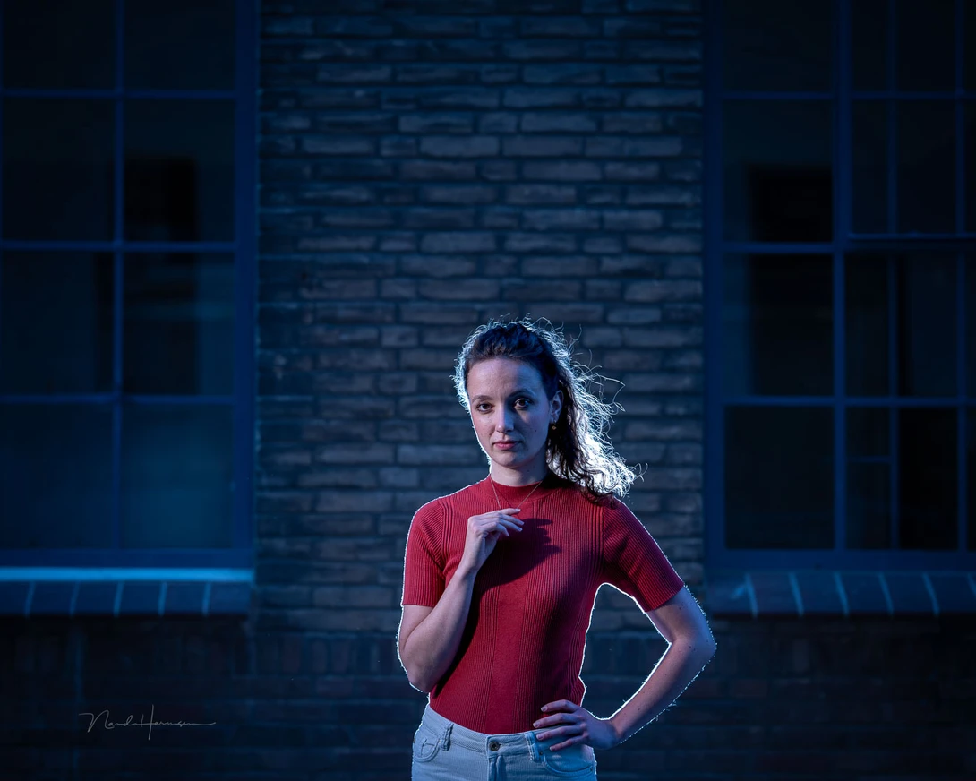 A variation of the situation as described above. Now the flash behind Sanne is aimed at her, creating a rim light.