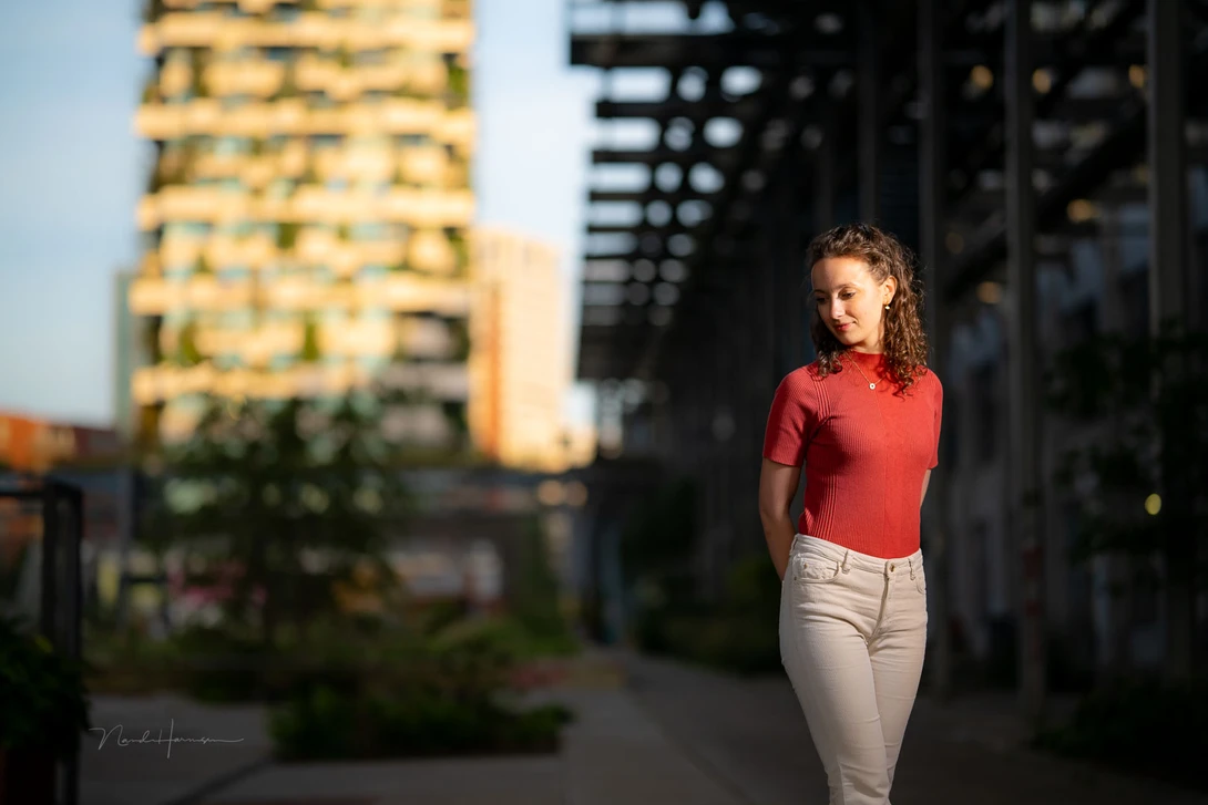In order to have the warm tones of the late afternoon sun I exposed for the highlights. The corridor is in the dark and Sanne is lit by a flash with a full CTO gel to match the color tone.