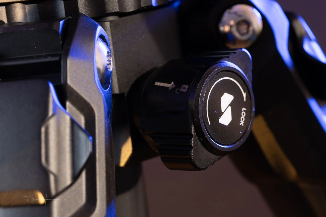 Although it works, I find this knob for unlocking the center column a bit weird.