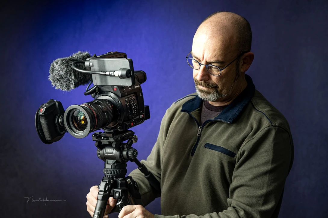 Changing height or levelling the tripod is no problem, even with the video camera attached.