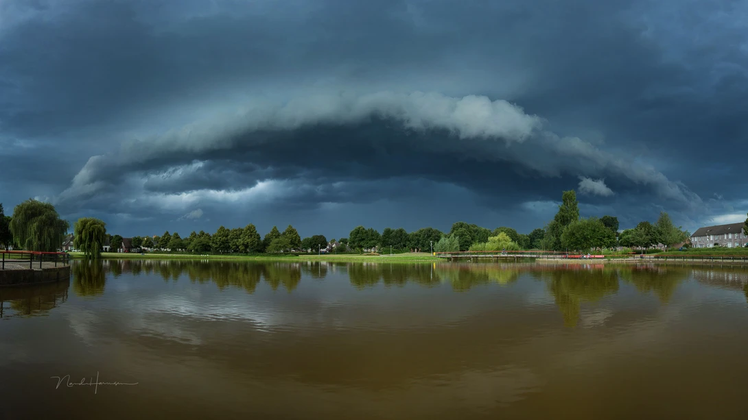 Roll cloud or shelf cloud. I still can't see the difference. Perhaps you can tell me what it is?