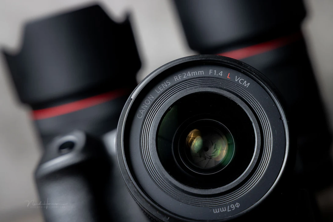 Everything is exactly the same. The filter diameter as well, which is a reasonable 67mm.