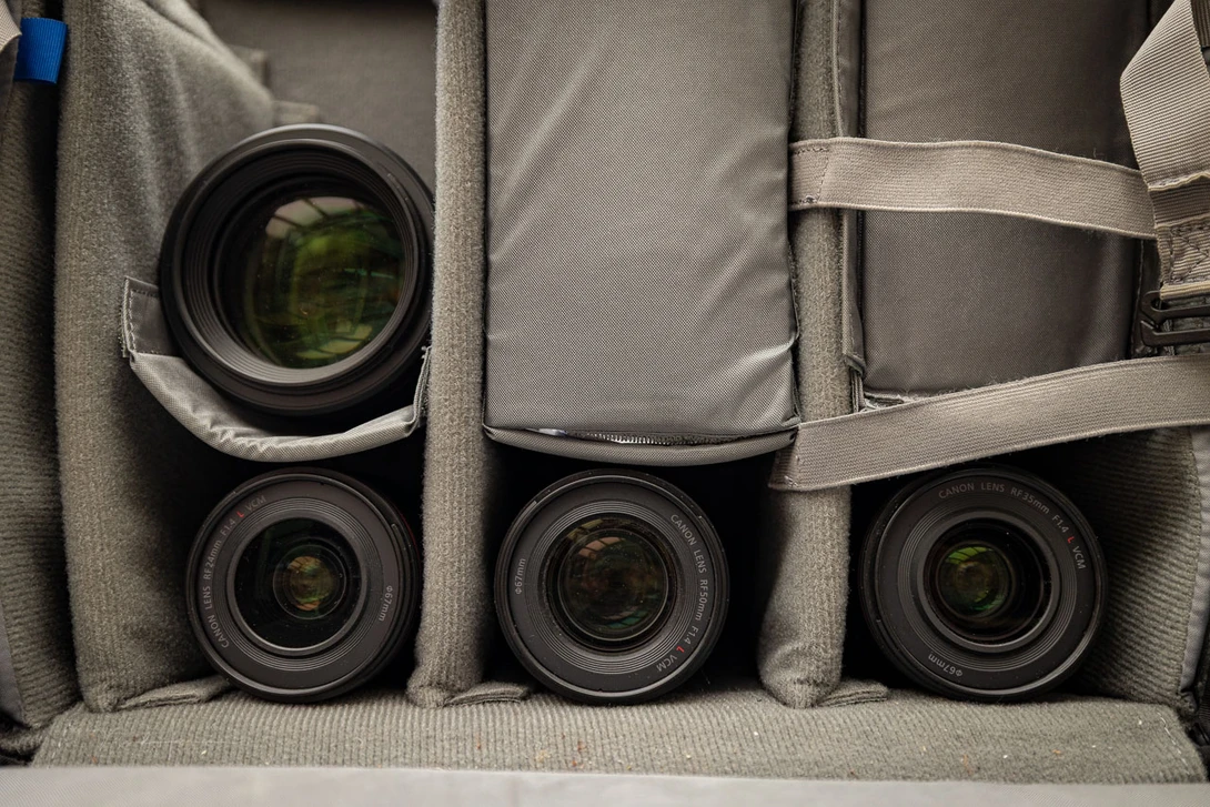 You can't tell the difference on sight. But you can recognize the RF 85mm f/1.2L USM on sight.