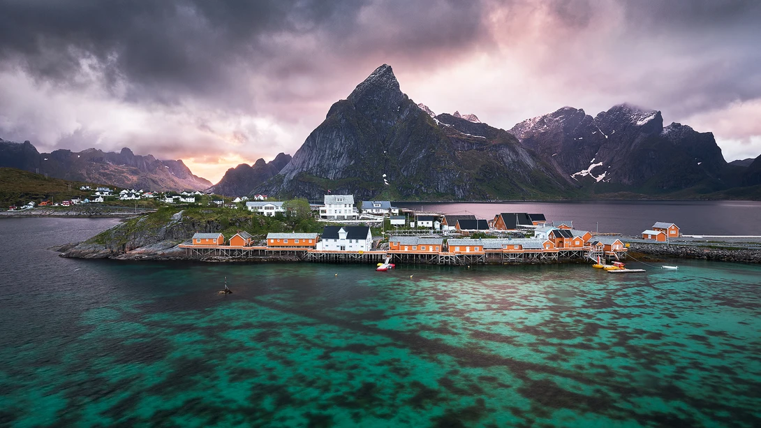 View Midnight sun in Sakrisøy by Lionel Fellay