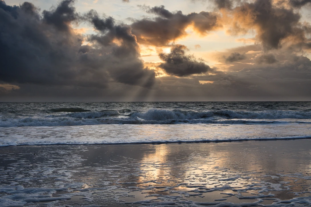 View clouds and waves by Kandid Letters