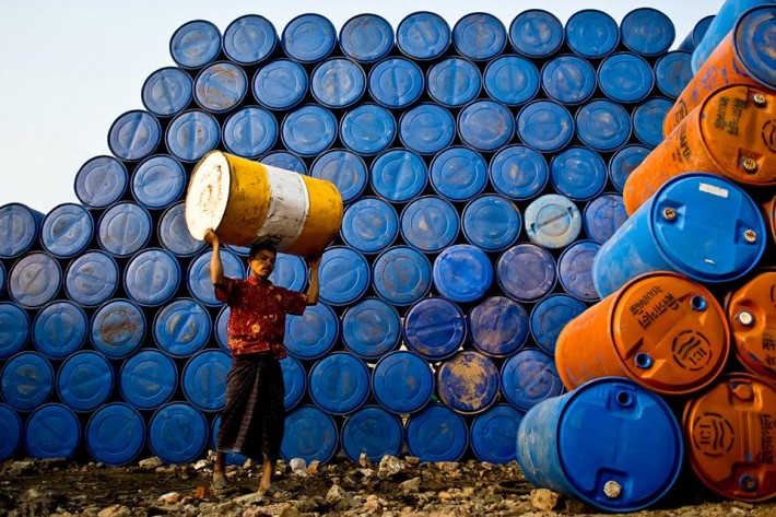 smithsonian-photo-contest-people-pails-wall-raihan-parves